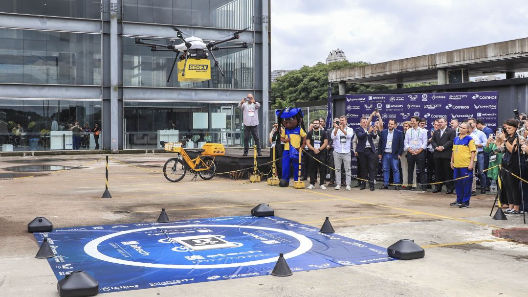 Curitiba recebe primeiro delivery dos Correios feito por drone