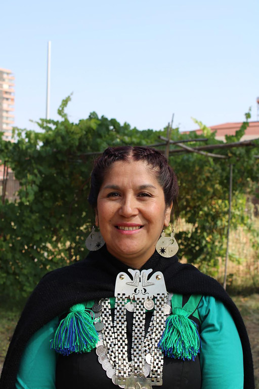 Nevenca Cayullán, um educador Mapuche, usando roupas e jóias tradicionais.