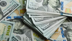 Dólar fecha a R$ 5,648, menor nível em cinco meses; Bolsa sobe