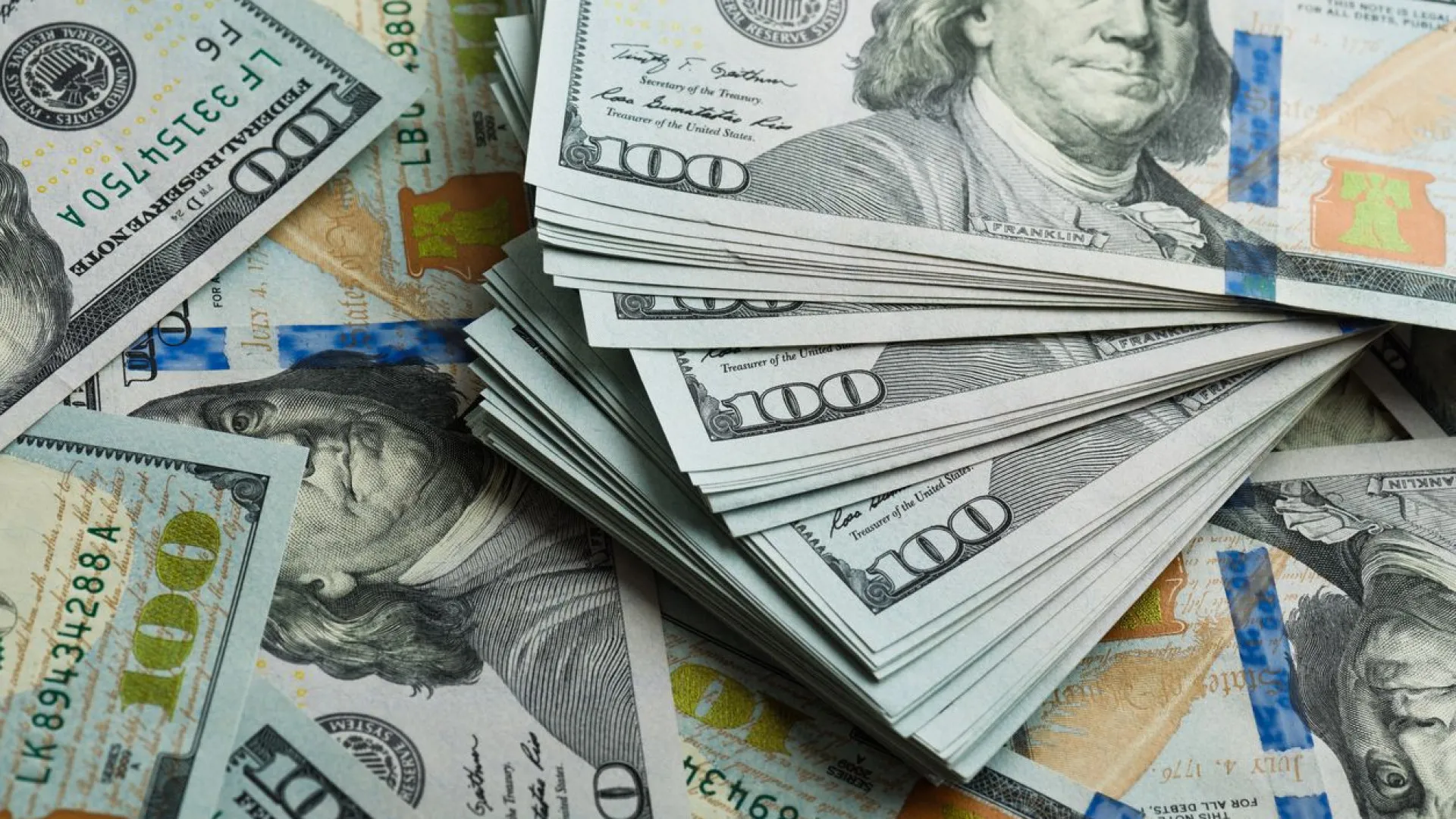 Dólar fecha a R$ 5,648, menor nível em cinco meses; Bolsa sobe