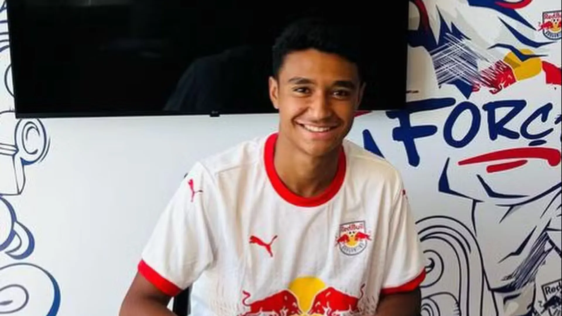 Jogador do Bragantino tem estado inalterado e faz exames em novo hospital