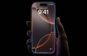 Fechar de uma mão segurando um iPhone.