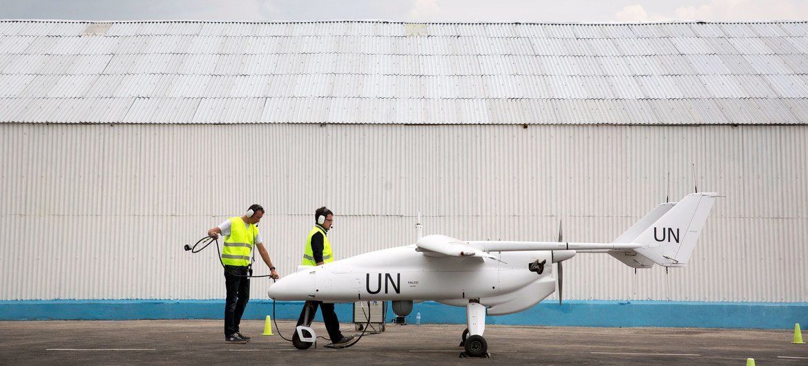 Um veículo aéreo ou drone não tripulado é preparado para voo em Goma, na República Democrática do Congo.
