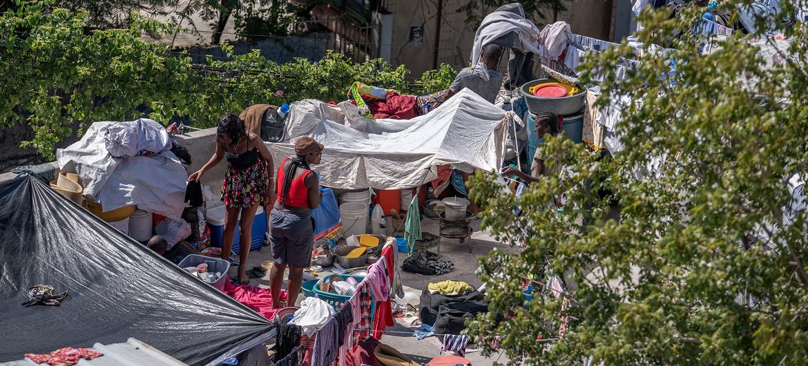 Os haitianos deslocados pela violência encontram refúgio nas ruas da capital, Port-au-Prince. (arquivo)
