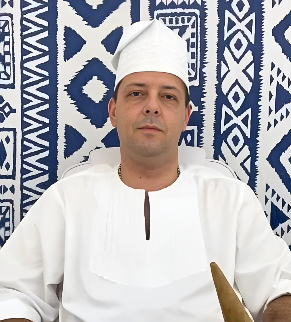 Babá Olúwo Ifádíyà - sacerdote e líder espiritual dedicado à prática da religião tradicional de Ifá