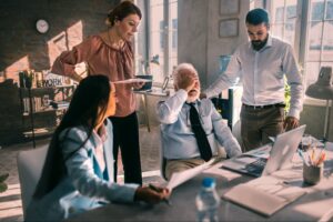 Perseguir todas as tendências está arruinando sua marca. Faça isso em vez disso.