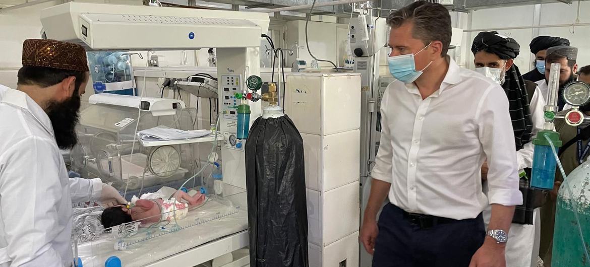 O chefe da ONU, Tom Fletcher, visita um hospital em Kandahar, Afeganistão.