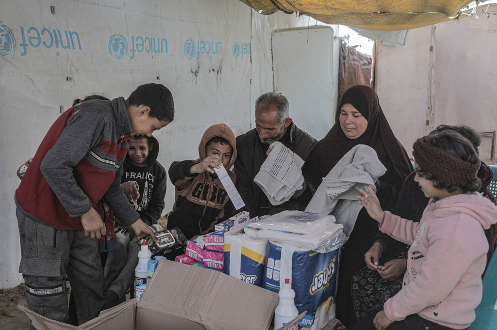 Uma família em Khan Younis, Gaza, recebe itens de higiene em janeiro de 2025.