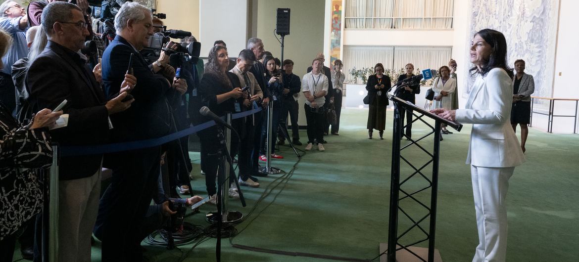 Annalena Baerbock, presidente eleita da oitava sessão da Assembléia Geral da ONU, fala com a mídia após sua eleição.