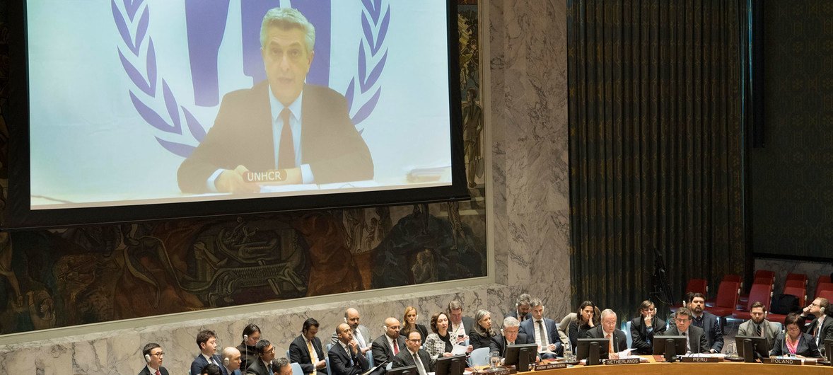Filippo Grandi (na tela), Alto Comissário da ONU para Refugiados (ACNUR), informa a reunião do Conselho de Segurança sobre a situação em Mianmar.