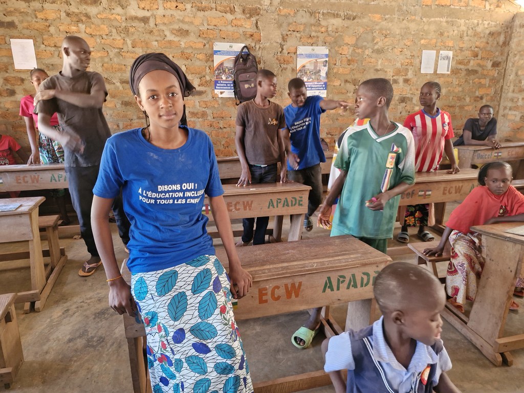 Zénabou, uma adolescente surda da República da África Central, em sua sala de aula.