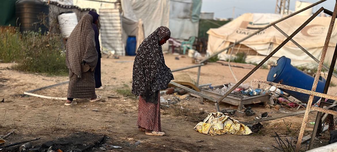 As mulheres estão em um assentamento de deslocamento danificado em Khan Younis, Gaza.
