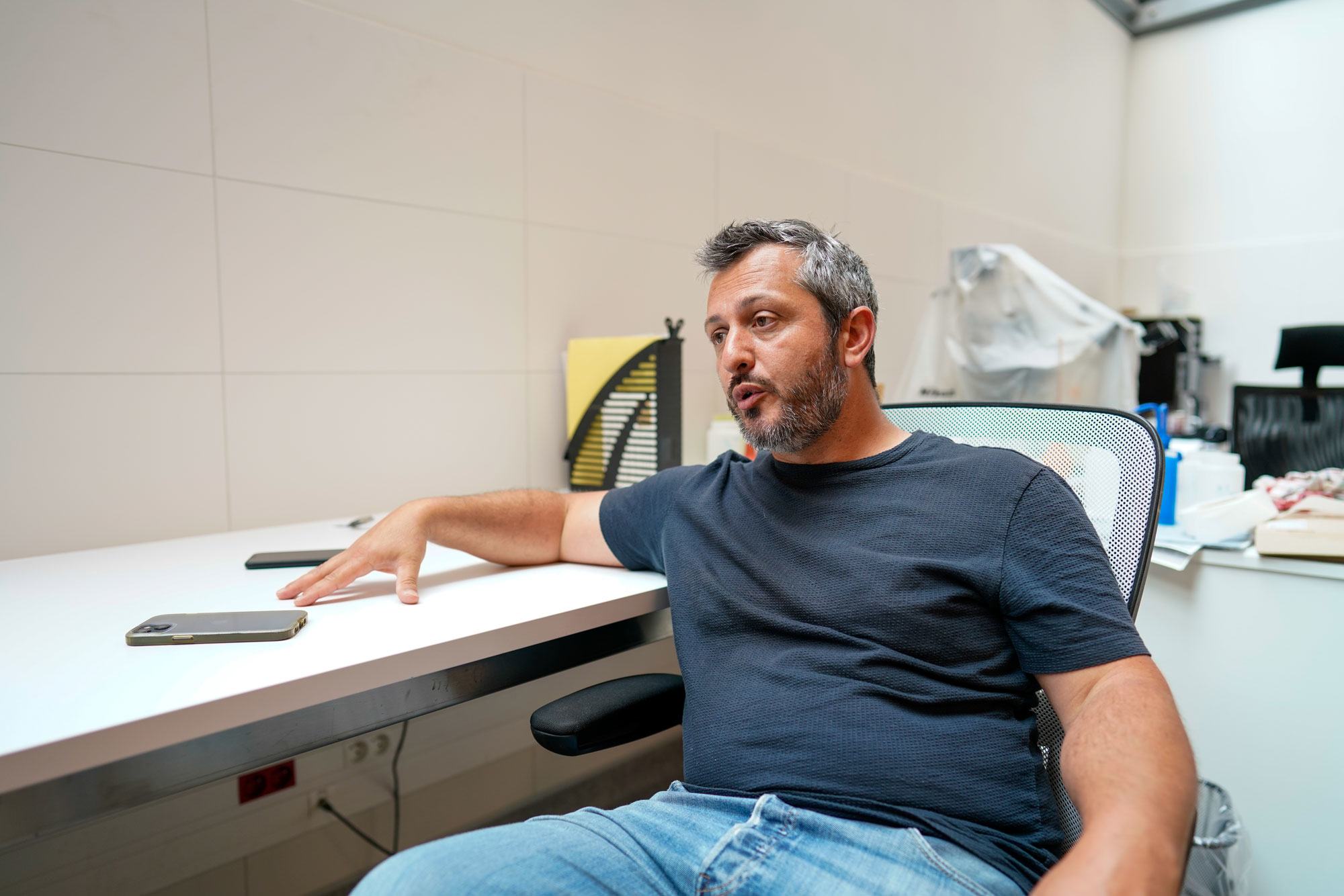 Lionel Guidi, 44, um cientista de pesquisa de plâncton no Laboratório de Oceanografia de Villefranche, conhecido como LOV (parte do IMEV-Institut de la Mer de Villefranche, Sorbonne University-CNRS).