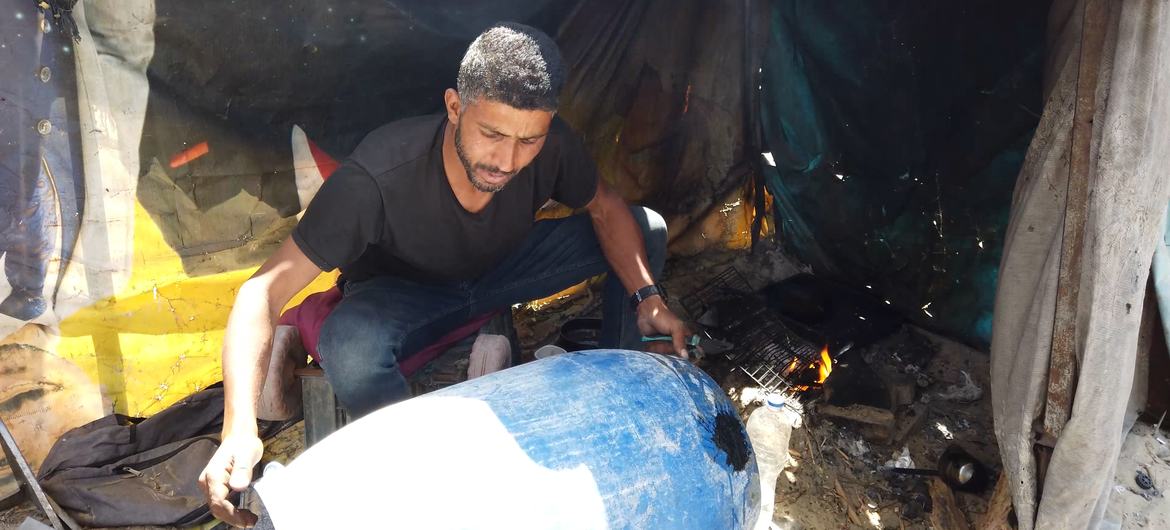 Gotinho Abu ASR fixando um tanque de água na sua tenda.