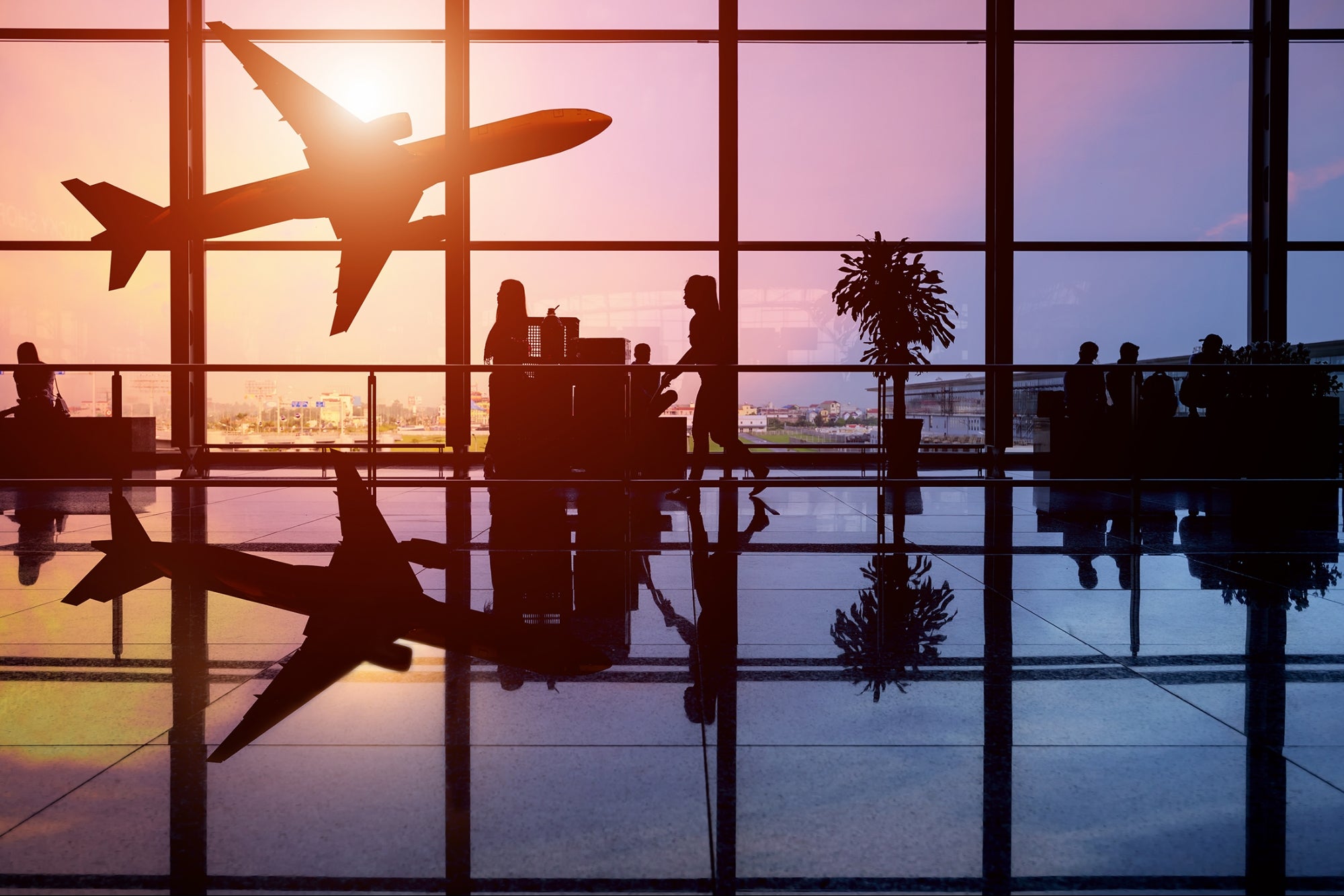 Faço 75 viagens de negócios por ano - essas 10 dicas me economizam tempo, dinheiro e sanidade