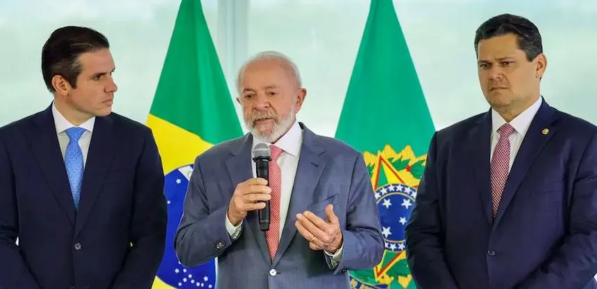 Brasília, 02/02/2025 - O presidente Luiz Inácio Lula da Silva (c) reunido com os presidentes do Senado, Davi Alcolumbre (d), e da Câmara dos Deputados, Hugo Motta (e) (Foto: Fabio Rodrigues-Pozzebom/Agência Brasil)