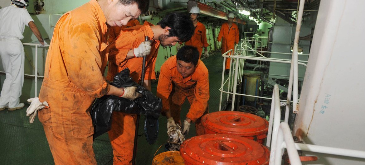Os marítimos trabalham na sala de máquinas de um navio registrado chinês no porto de Gênova na Itália. (arquivo)