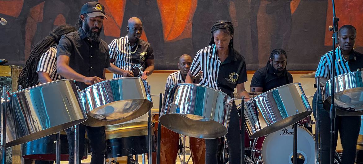 A National Steel Symphony Orchestra de Trinidad e Tobago se apresenta na sede das Nações Unidas em 2023.