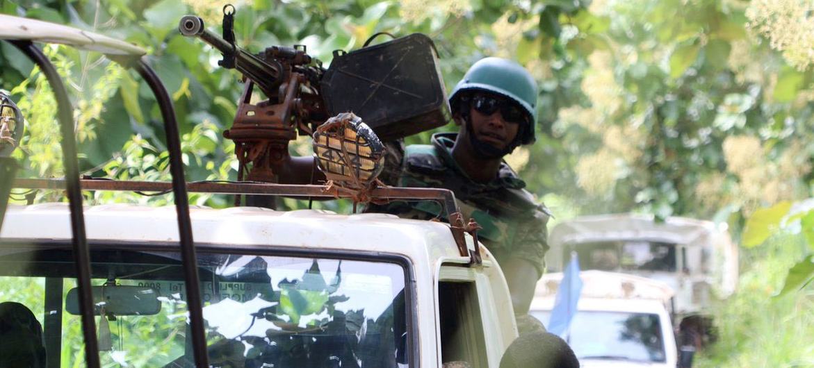 As forças de paz que servem com a missão da ONU no Sudão do Sul (UNMISS) aumentaram sua presença e intensificaram patrulhas de veículos, navegando em rotas traiçoeiras e encharcadas de chuva, tanto dia quanto noite.
