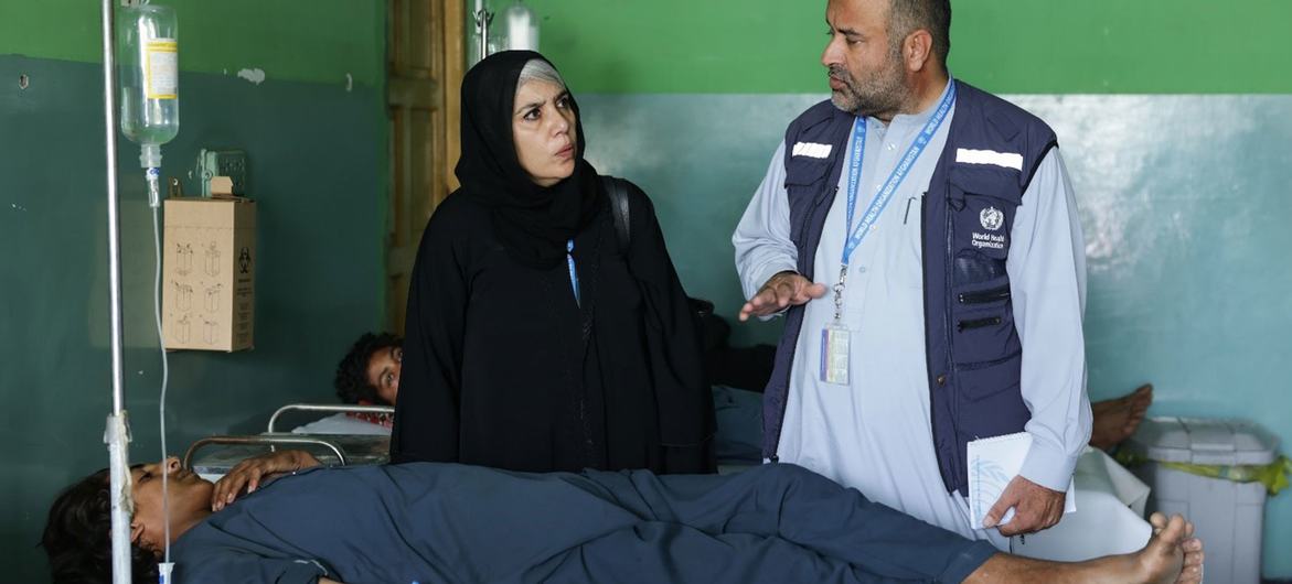 Em 2 de setembro de 2025, o Dr. Abdul Mateen Sahak e sua equipe da OMS visitaram um hospital na província de Kunar para monitorar os serviços de saúde de emergência para pessoas afetadas pelo terremoto.