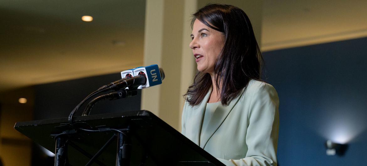 O presidente da Assembléia, Baerbock, fala com repórteres fora do Hall da Assembléia Geral.