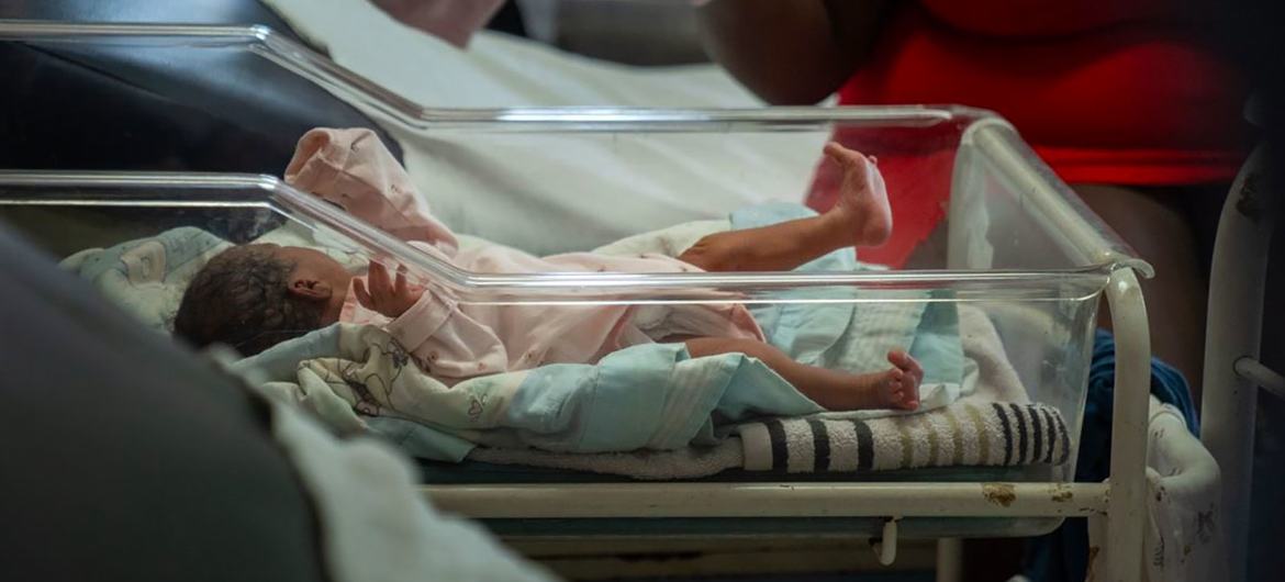 Um bebê é cuidado em uma facitlidade de saúde em Port-au-Prince, Haiti.