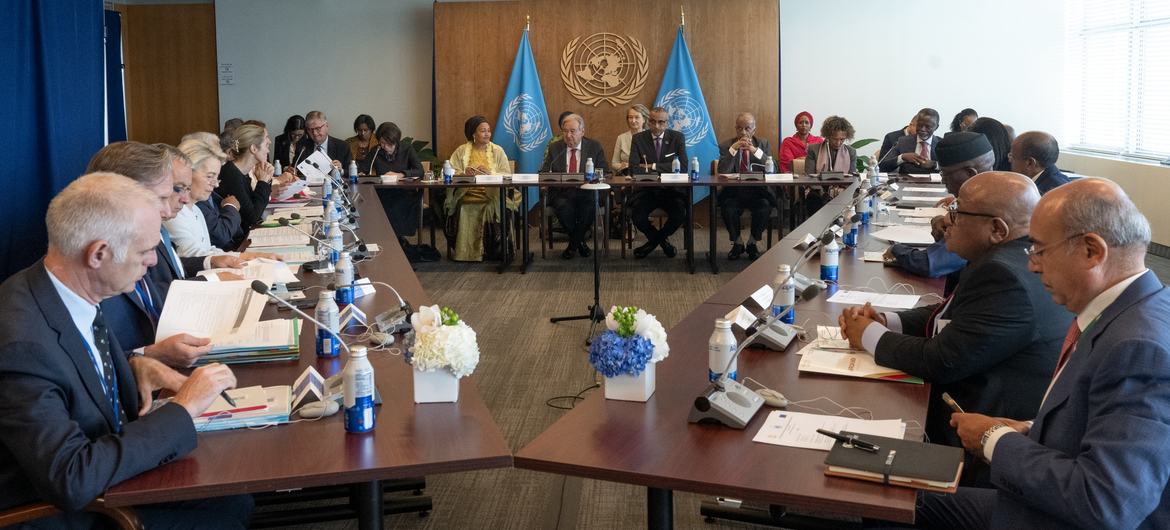 Sexta Reunião Trilateral da União Africana (delegação à direita), União Européia (esquerda) e Nações Unidas (Centro).