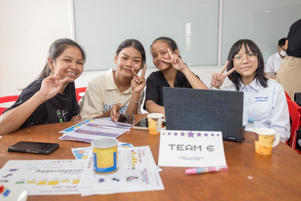 Alunos da Escola Secundária Aranhraingsei de Siem Reap, Camboja