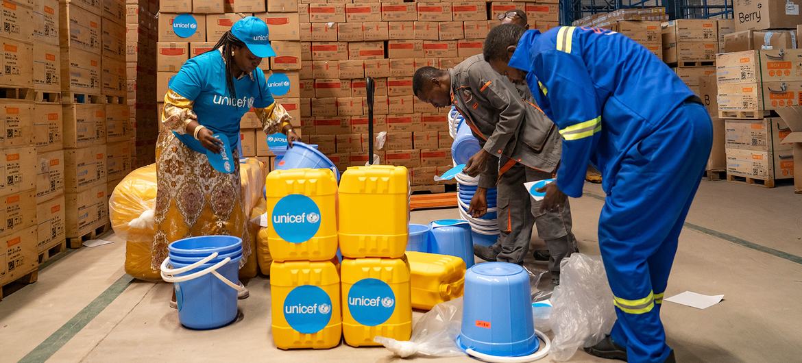 A ajuda de emergência é preparada para entrega à província de Kasaï em resposta ao surto de doença do vírus Ebola recentemente declarado no Dr. Congo.