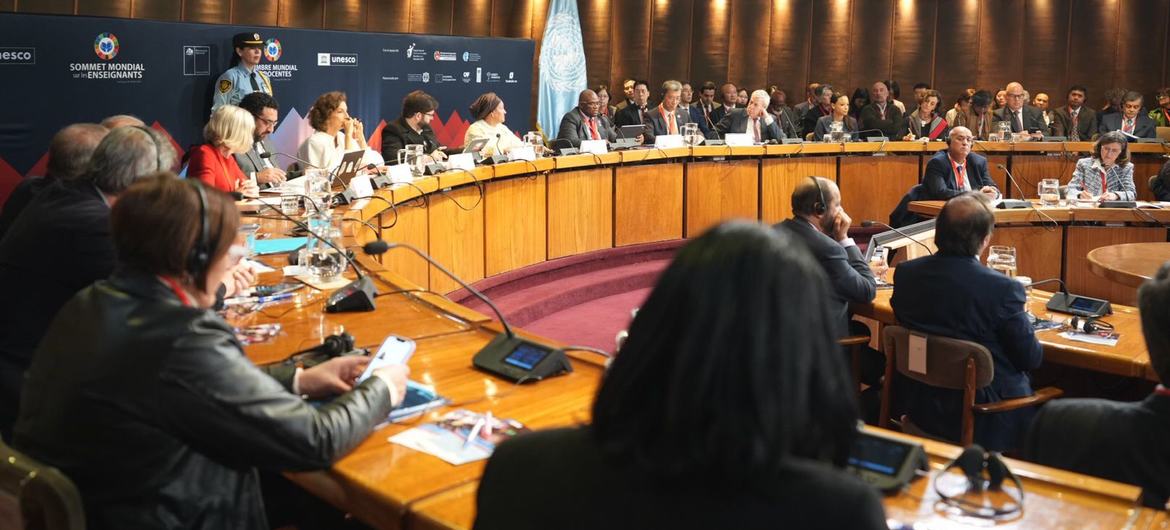 A vice -secretária -geral Amina Mohammed entrega comentários à cúpula mundial sobre os professores em Santiago, Chile.