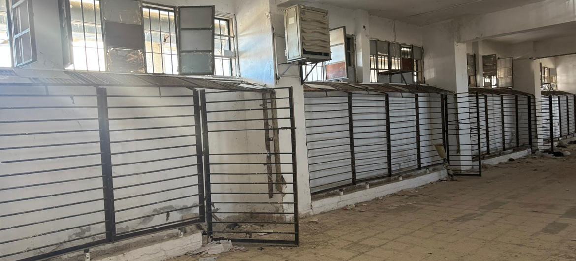 As gaiolas em que os prisioneiros foram aparentemente mantidos são retratados na infame prisão de Sednaya em Damasco.