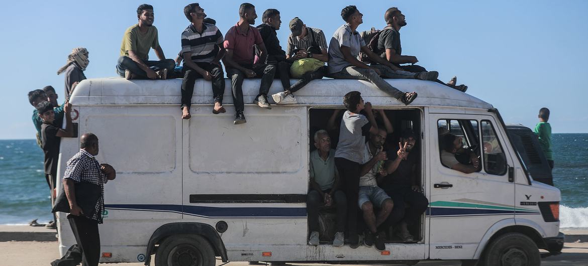 Os palestinos deslocados viajam ao longo da estrada costeira de volta ao norte de Gaza.