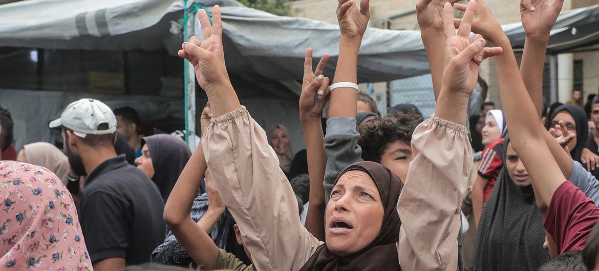 Uma mulher celebra o cessar-fogo em Gaza.