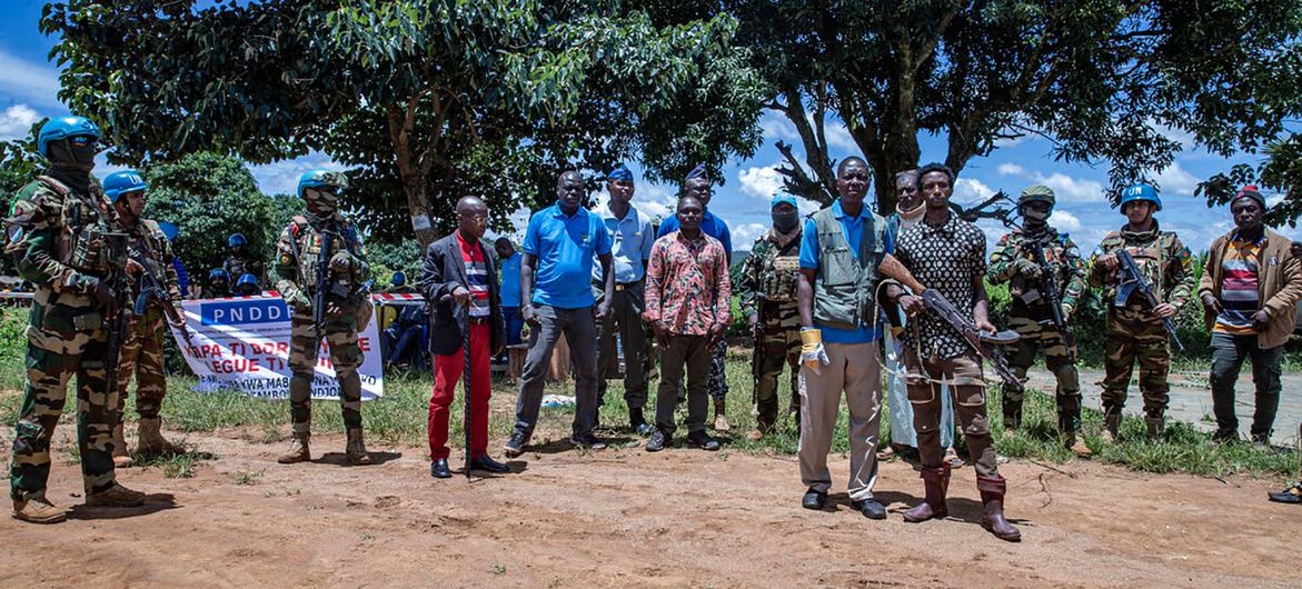 A força de manutenção da paz da ONU na República Centro-Africana apoia o desarmamento e a desmobilização de membros de grupos armados.