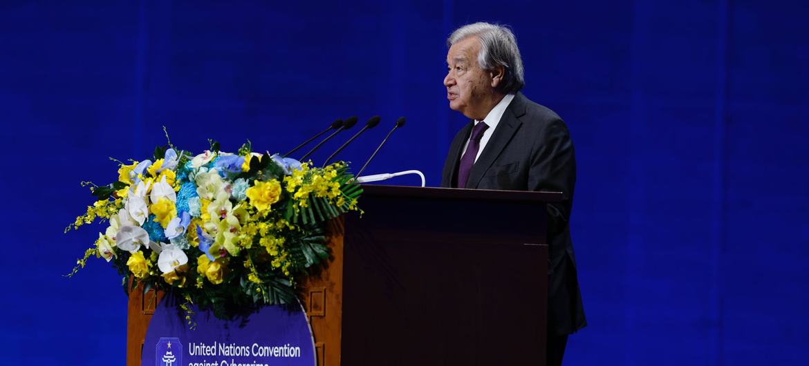 O Secretário-Geral António Guterres dirige-se aos delegados na cerimónia de assinatura.