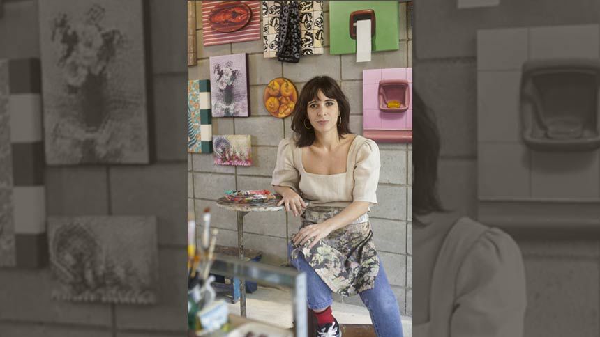 Ana Elisa Egreja une da folha de ouro ao prato Duralex em sua pintura