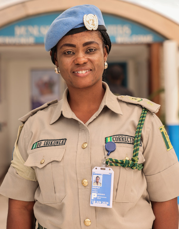 Olukemi Ibikunle, 43 anos, agente penitenciária da Nigéria, foi laureada em 2025 com o Prêmio Pioneiro das Nações Unidas para Agentes Penitenciários e de Justiça Feminina.