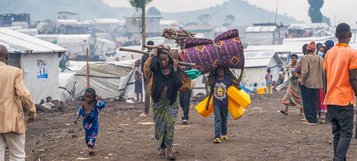As famílias deslocadas no campo de Bulengo, nos arredores de Goma, enfrentam um futuro terrível e incerto, enquanto as autoridades da M23 as instruem a desmantelar seus abrigos improvisados.