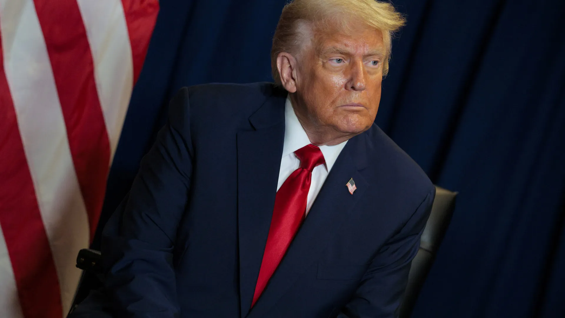 Trump acusa China de medida 'hostil' e impõe taxa de 100%