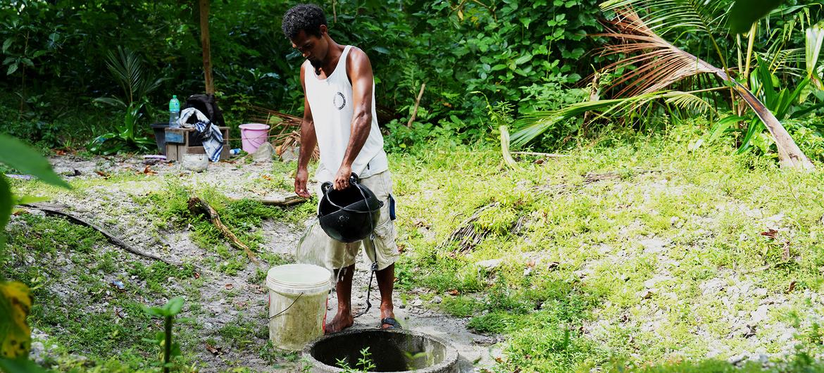 À medida que as marés altas remodelam a vida em Sikaiana, o diretor Tuiao Kapule se preocupa com o que o futuro reserva para o pequeno atol.
