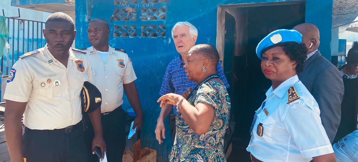 William O'Neill (centro) visita um centro de detenção no Haiti.