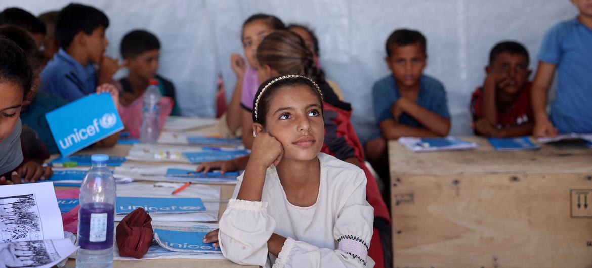 Crianças em Gaza estudam num centro de aprendizagem seguro da UNICEF.