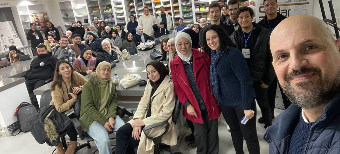 Omar Abdallat tira uma selfie com os participantes de uma de suas oficinas de desenho animado.