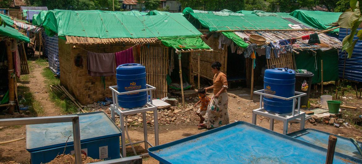 Milhões de pessoas em Mianmar foram deslocadas devido a combates e catástrofes e estão agora abrigadas em campos de deslocados internos.