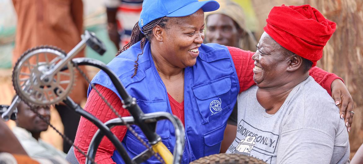 Shiminenge (à direita) recebeu apoio da OIM e de outras agências humanitárias.
