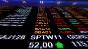 Bolsa renova recorde com expectativa por corte de juros no Brasil; dólar cai