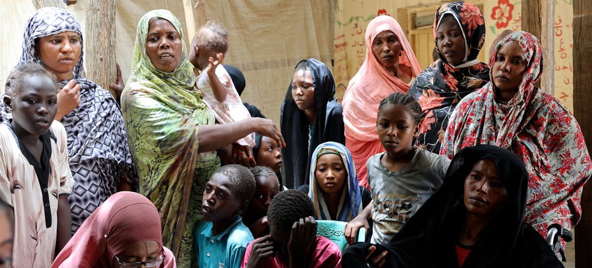 Mulheres sudanesas encontram-se com a equipa do ACNUDH em Cartum.