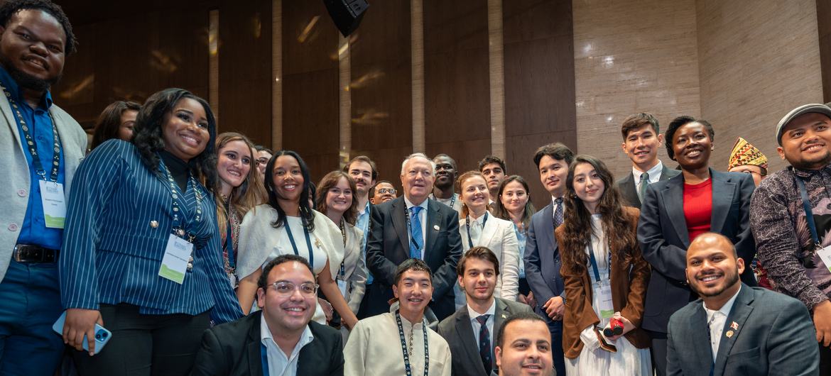 O Alto Representante da Aliança de Civilizações das Nações Unidas (centro) com um grupo de jovens que participam no Fórum da Juventude realizado pela Aliança como parte do seu Fórum Global em Riade, Arábia Saudita