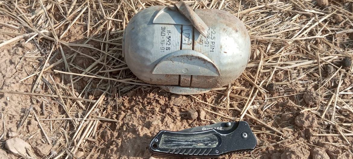 Uma bomba não detonada é exibida na província síria de Raqqa.