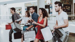 Brasileiros pretendem gastar 13% mais neste Natal e parcelar compras no cartão, diz pesquisa